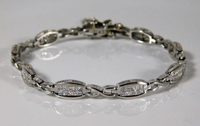 A 9ct white gold bracelet set with approx. 2ct diamonds 11.1...