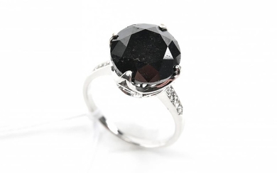 A BLACK DIAMOND RING WITH WHITE DIAMOND SET SHOULDERS, IN 18CT WHITE GOLD.