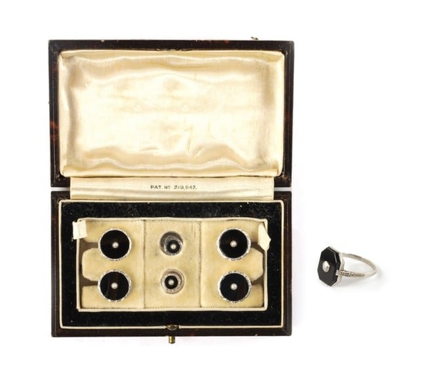 A CASED SET OF 9CT. WHITE GOLD AND BLACK ENAMEL GENTLEMEN'S CUFF LINKS AND PAIR OF DRESS STUDS