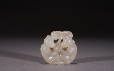 A CHINESE AGATE CARVING OF MONKEY FIGURAL GROUP