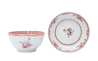 A CHINESE EXPORT FAMILLE ROSE CUP AND SAUCER 十八至十九世紀 外銷粉彩花卉紋盃及盤