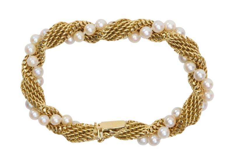 A CULTURED PEARL AND GOLD BRACELET