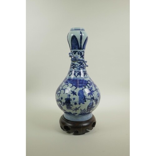 A Chinese blue and white porcelain garlic head shaped vase d...