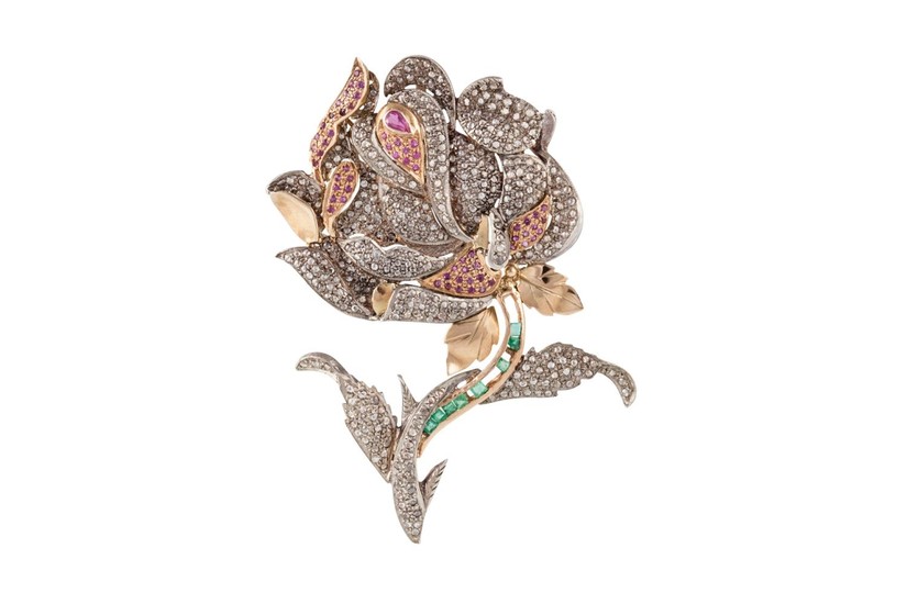 A DIAMOND, RUBY AND EMERALD FLORAL SPRAY BROOCH/PENDANT