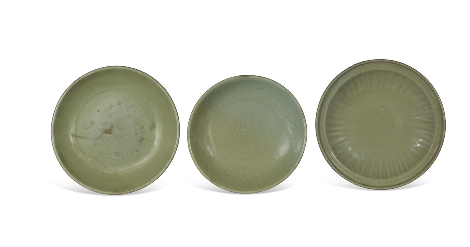 A GROUP OF THREE LONGQUAN CELADON DISHES, MING DYNASTY (1368-1644)