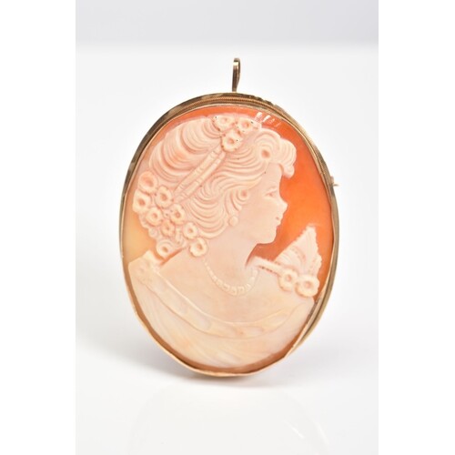 A LARGE CAMEO BROOCH, of oval design, depicting a lady in pr...