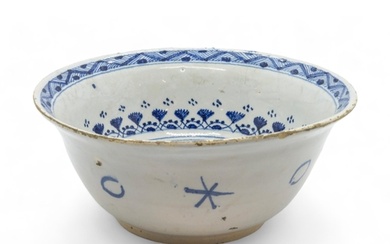 A LARGE CHINESE BLUE AND WHITE BASIN QING DYNASTY, 18TH CENT...