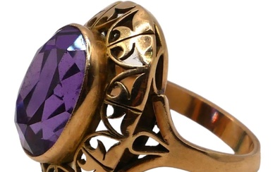 A LARGE YELLOW METAL AND AMETHYST COCKTAIL RING, YELLOW...