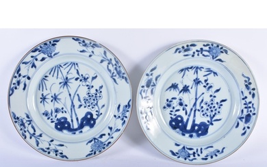 A PAIR OF 17TH/18TH CENTURY CHINESE BLUE AND WHITE PORCELAIN...