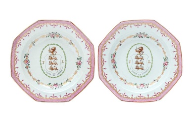 A PAIR OF CHINESE EXPORT FAMILLE ROSE ARMORIAL 'LUDLOW OF SHROPSHIRE' OCTAGONAL PORCELAIN DISHES 清乾隆 十八世紀 約1775 外銷粉彩繪徽章紋盤一對