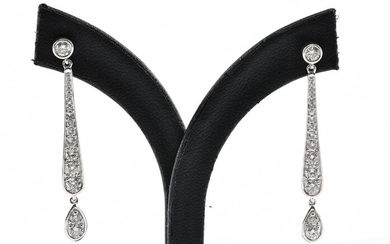 A PAIR OF DIAMOND DROP EARRINGS, TO POST AND BUTTERFLY FITTINGS, IN 18CT WHITE GOLD, LENGTH 40MM, 5.4GMS