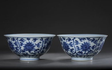 A PAIR OF MING DYNASTY JIAJING PERIOD BLUE AND WHITE WRAPPED BRANCH FLOWER GRAIN BOWLS