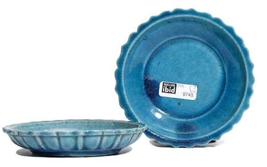 A PAIR OF SMALL PORCELAIN BOWLS.