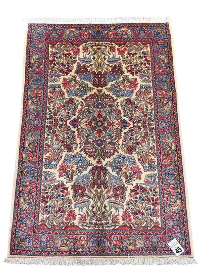 A PERSIAN SAROUQ CARPET. 100% FINE WOOL PILE. FINELY HAND-KNOTTED SAROUQ WEAVE WITH CLASSIC DESIGN OF CENTRAL FLORAL MEDALLION WITH...