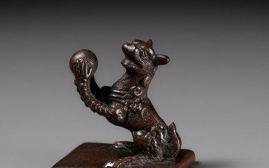 A SMALL BRONZE SEAL DEPICTING A BUDDHIST LION, QING DYNASTY
