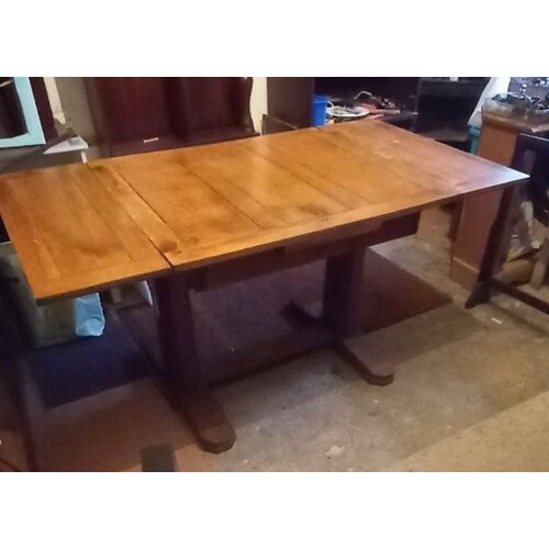 A SOLID OAK EXTENDABLE DINING TABLE, c.1930, in good conditi...