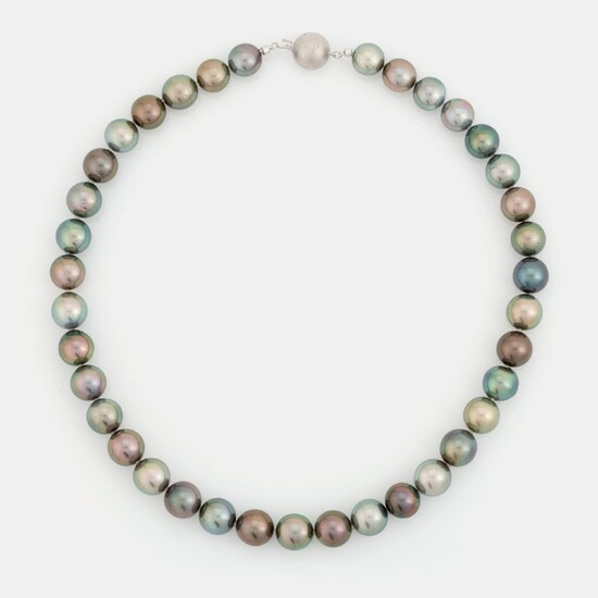 A Tahitian cultured pearl necklace