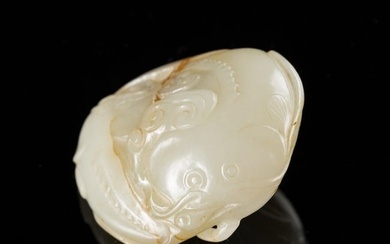 A WHITE AND RUSSET JADE 'TWIN-CATFISH' PENDANT, 17TH - 18TH CENTURY