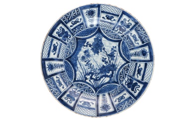 A blue and white porcelain dish decorated with flowers. Marked with symbol in double circle. China Kangxi. D: 34.5 cm.