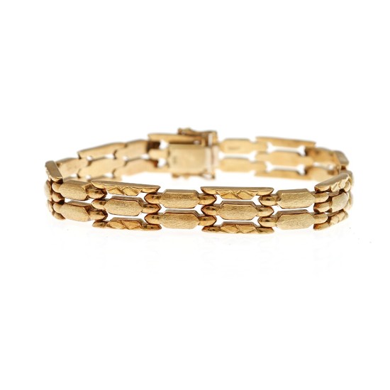 A bracelet of 14k gold partly with satin finish. L. 19.5 cm. Weight app. 20.5 g.
