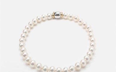 A cultured pearl necklace 20th century Graduating light...
