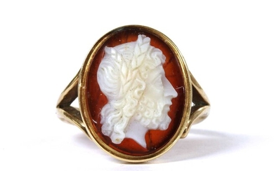 A gold hardstone cameo ring