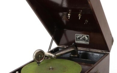 A grammophone instrument, in oak casing, The Netherlands, 1st half 20th century.