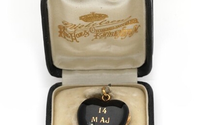 SOLD. A grieve locket in shape of a black enamel heart set with Frederik VIII monogram and date of death, mounted in 14k gold. L. 2.8 cm. – Bruun Rasmussen Auctioneers of Fine Art