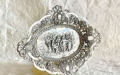 A magnificent silver basket - Hand Chased - Open Work - museum quality - .800 silver - Master silversmith - Germany - Late 19th century