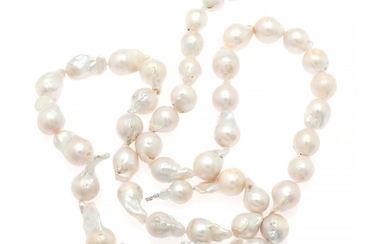 A pearl necklace set with numerous baroque cultured pearls. L. app. 96 cm. Pearl diam. app. 14–33 mm.