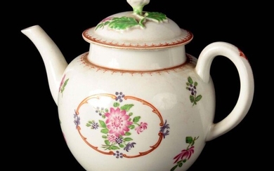 AN 18TH CENTURY ENGLISH PORCELAIN TEAPOT possibly Worcester of bulbous...