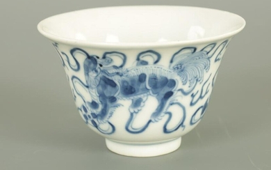 AN 18TH/19TH CENTURY CHINESE BLUE AND WHITE FLARED BOWL