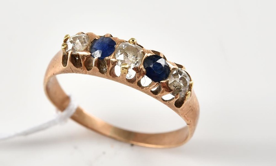 AN ANTIQUE DIAMOND AND SAPPHIRE RING IN 18CT GOLD, SIZE S