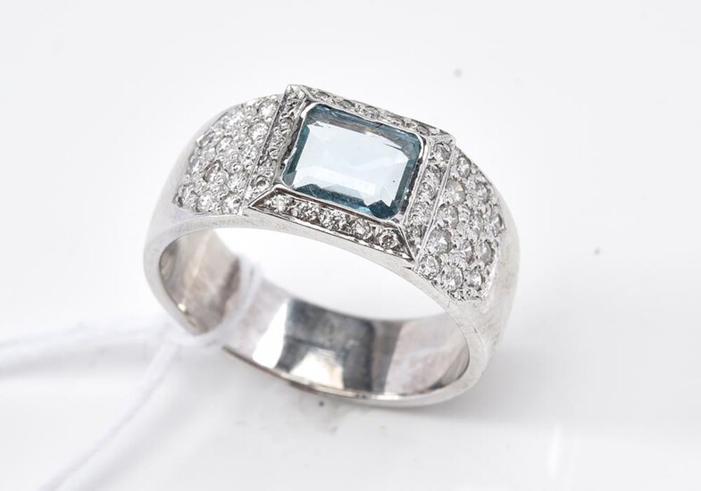 AN AQUAMARINE AND DIAMOND RING IN 18CT GOLD, SIZE O, 8.5GMS