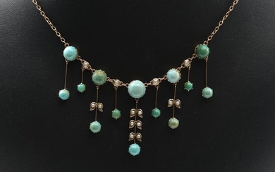AN EDWARDIAN TURQUOISE AND SEED PEARL NECKLACE IN 9CT GOLD, TOTAL LENGTH 480MM