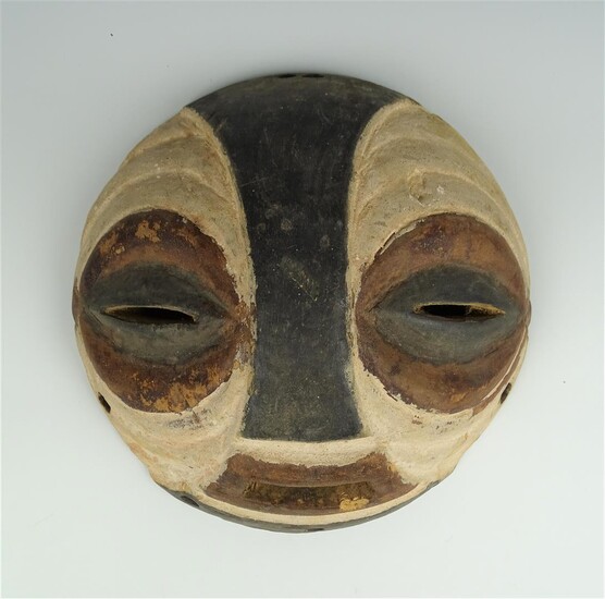 (-), Afrikaans houten masker, polychroom en circelvormig, vermoedelijk...