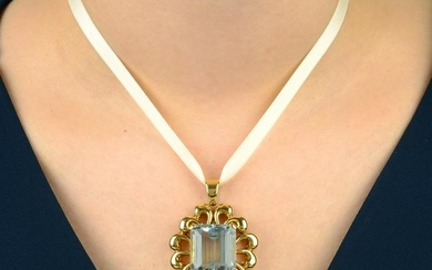 An aquamarine pendant.Aquamarine calculated weight