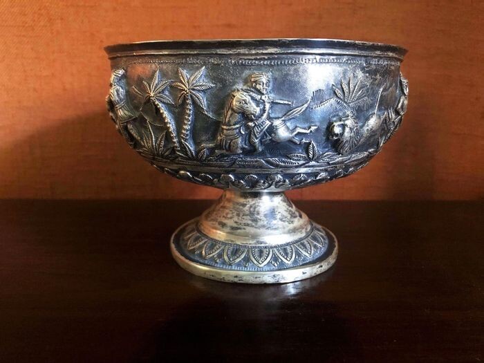 Ancient Lucknow lion hunting bowl - High-grade silver - lion hunt - India - Late 19th century