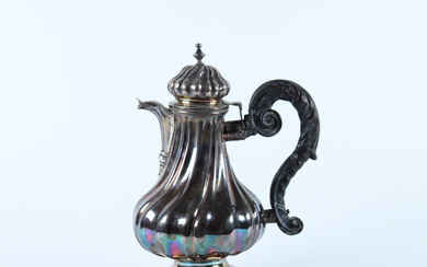Antica caffettiera in argento con corpo a spirale su base mistilinea, ansa in legno intagliato ed ebanizzato (g lordi 690)…