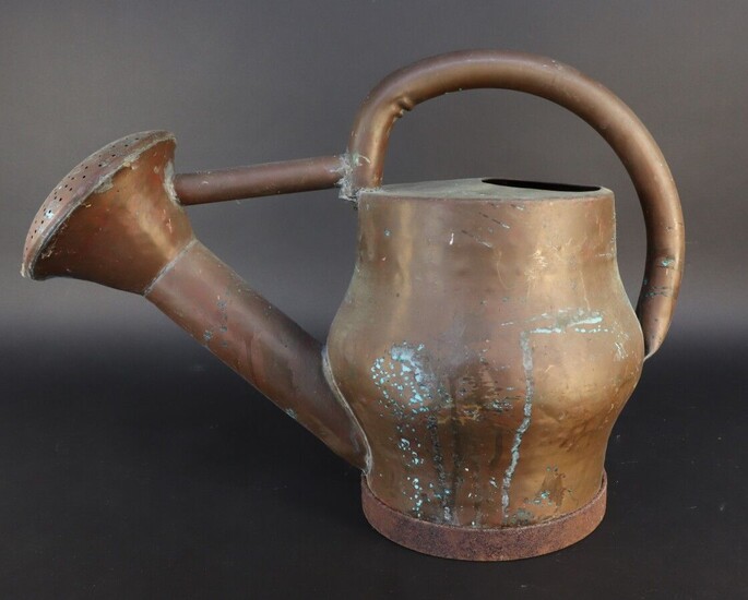 Copper watering can with a belly-shaped body and a large fixed head. 19th century. Height 38 cm