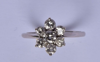 Bague "Fleur" en or gris 18K (750/oo) sertie de diamants taille brillant calibrant ensemble 0,70...