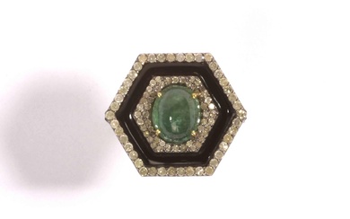 Bague en argent et vermeil de style Art déco ornée d'une émeraude cabochon ovale d'environ 2.80 cts entourée de diamants et d'onyx