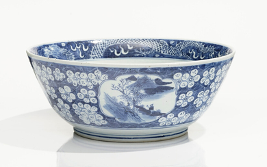 Bol à punch en porcelaine, Chine, dynastie Qing, décor en bleu de paysages, prunus et dragons, diam. 31,5 cm
