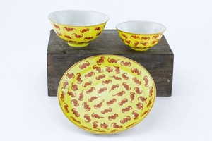 Bowl, Dish - Porcelain - Yellow Ground Mark And Period Imperial Dish And Two Bowls Decorated With Bats - China - Tongzhi (1862-1874)