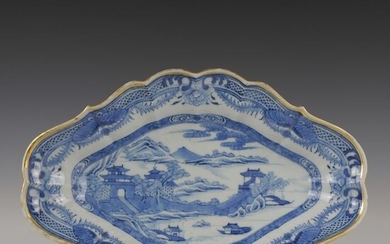 Bowl with gilded rim (1) - Blue and white - Porcelain - River landscape with mountains and pagodas - China - Circa 1800