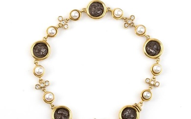 Bracciale in oro con perle, diamanti e monete