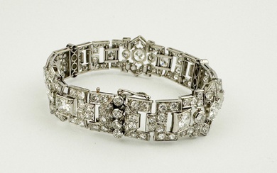 Bracelet articulé en platine (850e) composé de maillons géométriques ajourés, ornés de diamants taille ancienne...