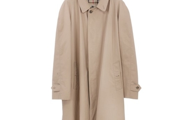 Burberry: A beige coat with buttons on the front, cufflinks, two pockets and checkered fabric lining. Size 56.