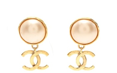 CHANEL CC Logos Pearl Round Dangle Clip-On Earrings Gold Tone White