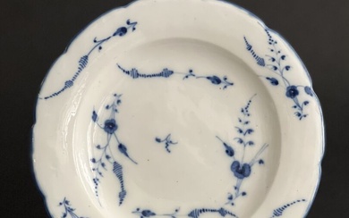 CHANTILLY, XVIIIe siècle Deux assiettes en porcelaine tendre à bord contourné à décor en camaïeu...